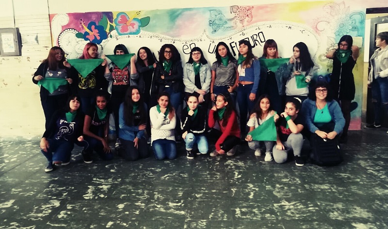 Pañuelazo en escuela de Ensenada al grito de Aborto legal YA!