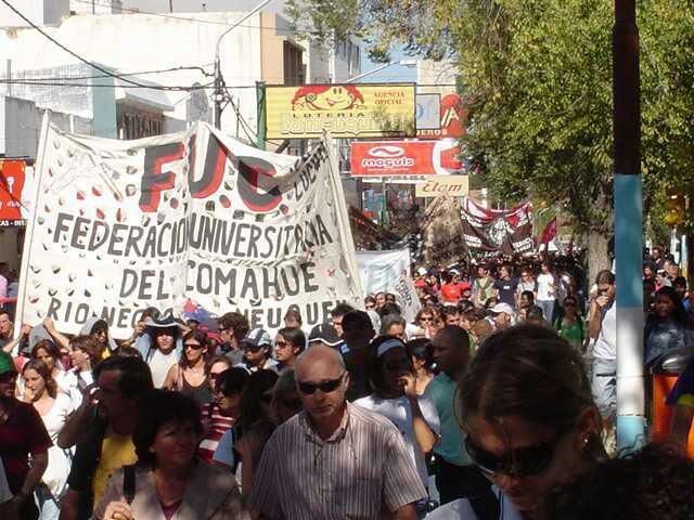 ¿Por qué la Universidad Nacional del Comahue se ha opuesto históricamente a la acreditación de carreras ante la CONEAU?