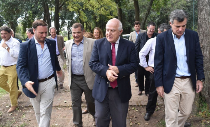 Lifschitz regala 1 millón de pesos al Jockey Club: ¿Y los docentes para cuándo?