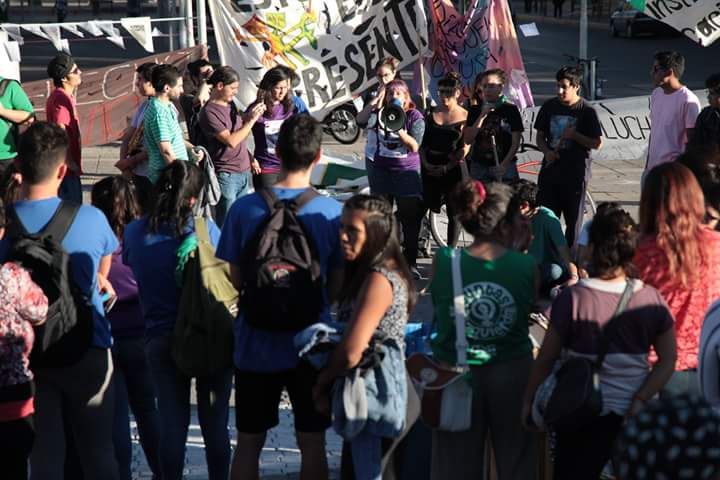 Neuquén: estudiantes terciarios cortaron calle en apoyo a la lucha docente