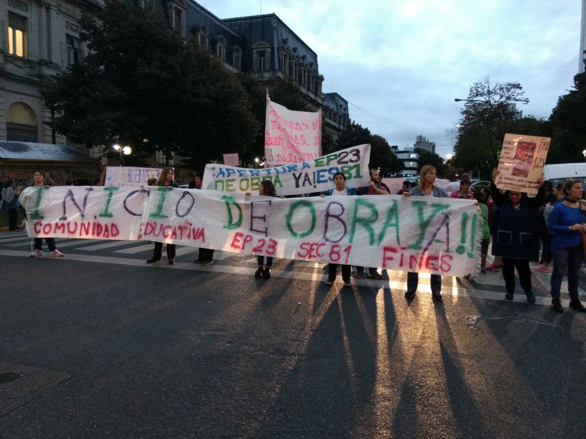 La Plata: escuelas incendiadas salen a la calle por infraestructura y edificio propio