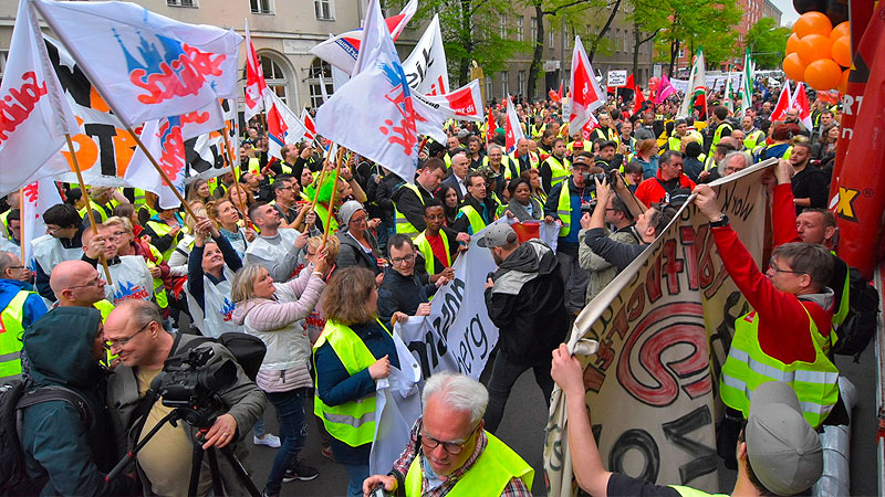 Jeff Bezos recibe un premio en Berlín mientras cientos de trabajadores de Amazon marchan en protesta