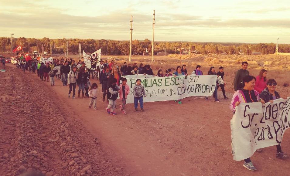 Marcha en Centenario y abrazo al Jardín Nº68