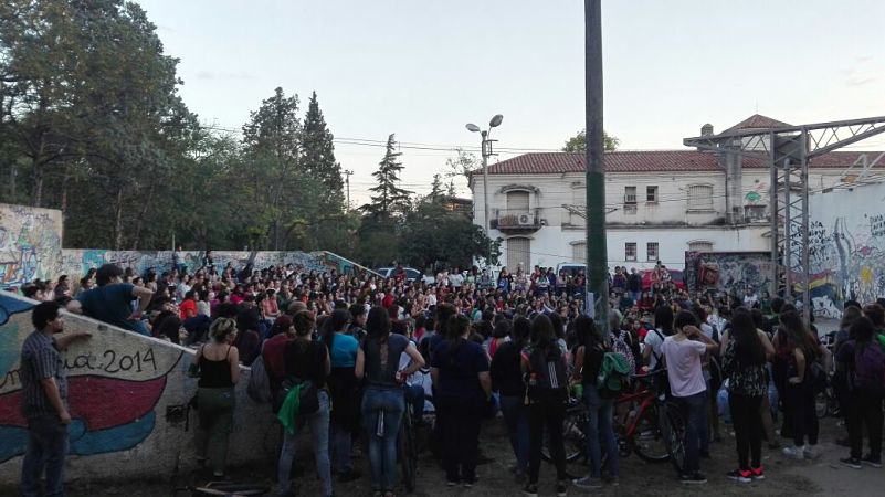 Masiva asamblea de estudiantes contra las redes de trata en la Universidad Nacional de Córdoba