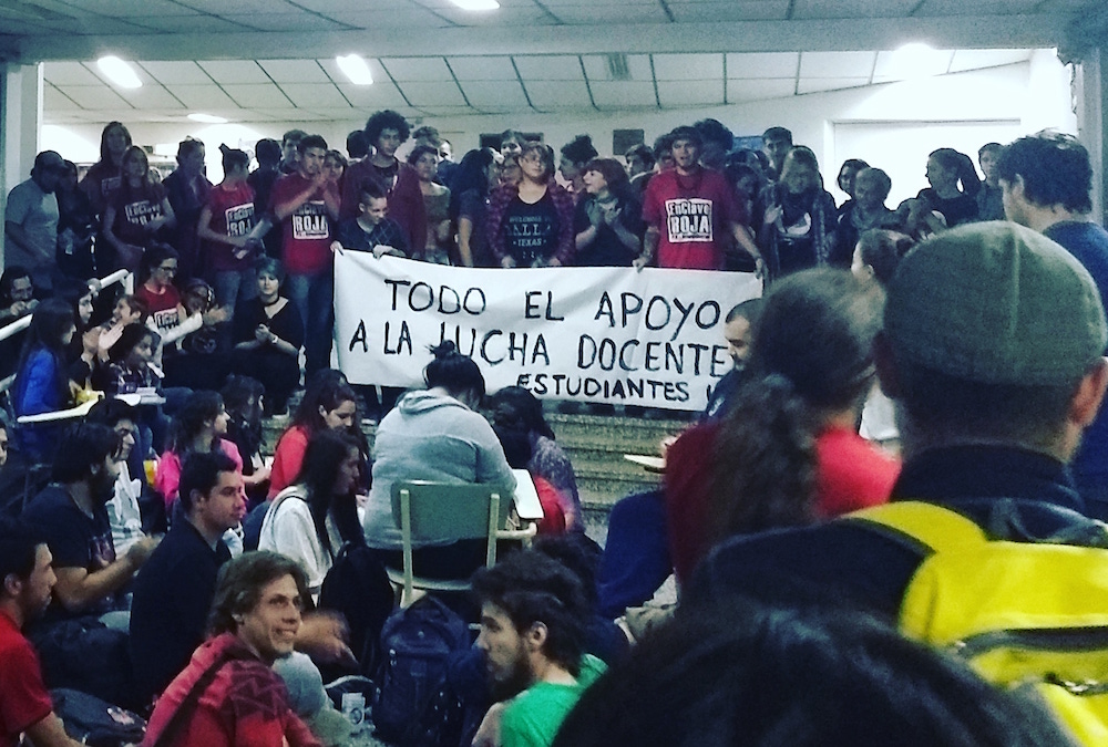 Asamblea contra la CONEAU votó apoyo a la lucha docente