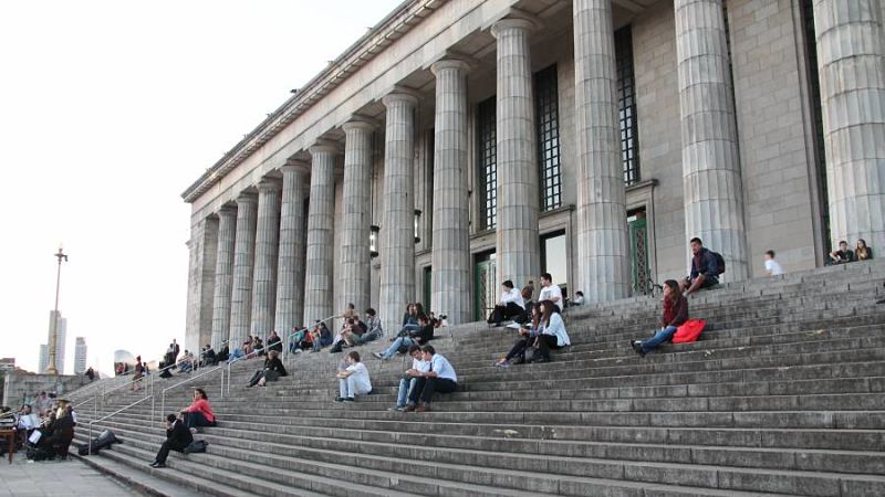 Facultad de Derecho: estudiantes opinan sobre los tarifazos y el acuerdo con el FMI