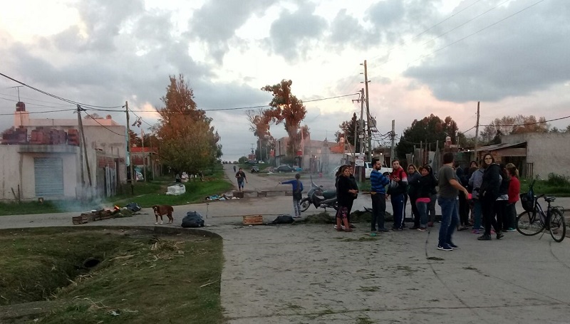 Luego de las fuertes lluvias vecinos de Los Hornos reclaman soluciones concretas 