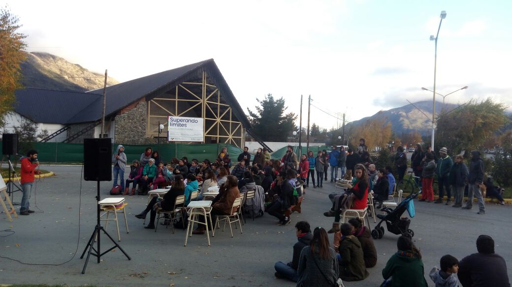 Las luchas de terciarios y docentes confluyen en Lago Puelo