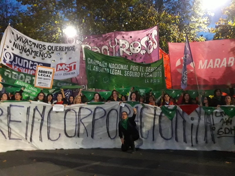 La Plata: pañuelazo por el aborto legal junto a las trabajadoras de la línea 144