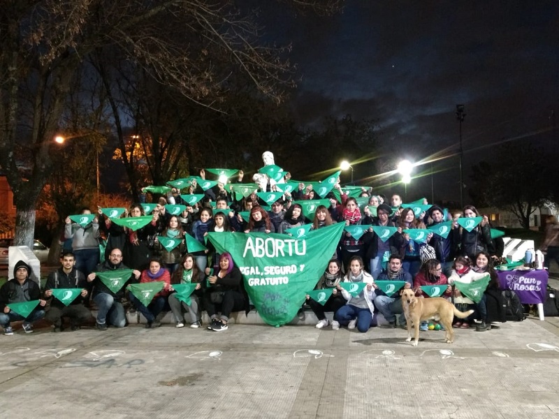 Los Hornos: Pañuelazo por #NiUnaMenos por aborto clandestino