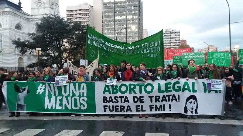 La Plata: miles de pañuelos verdes en la marcha por #NiUnaMenos 