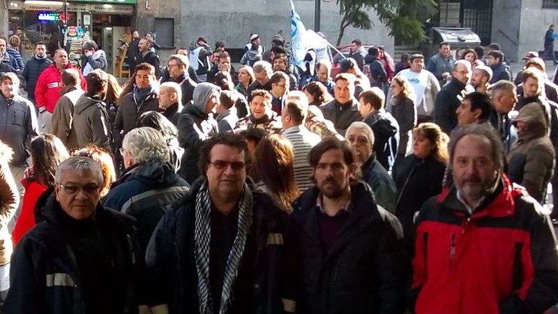 Nicolás del Caño junto a los trabajadores de Vialidad Nacional