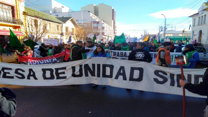 Santa Cruz: jornada de marcha de trabajadores estatales y estudiantes en lucha