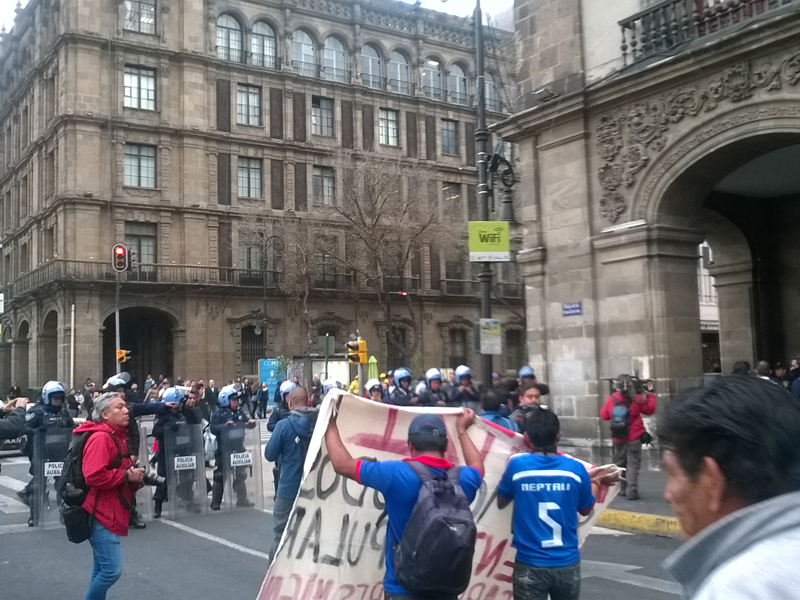 Marchan enfermeras por justicia para los afectados por explosión en Materno Infantil de Cuajimalpa