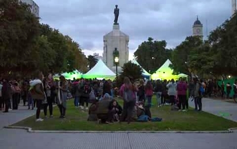 El 13J en Bahía Blanca, la plaza se tiñó de verde