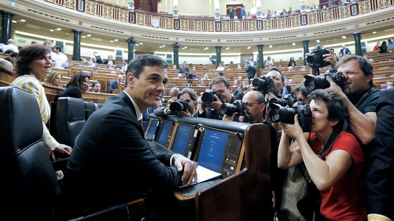 Iglesias pone una alfombra roja a Sánchez 