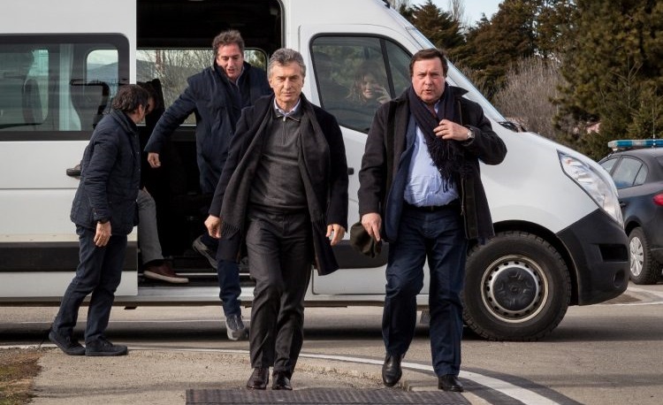 Macri aprovechó su viaje a Bariloche para volver a atacar a comunidades mapuches