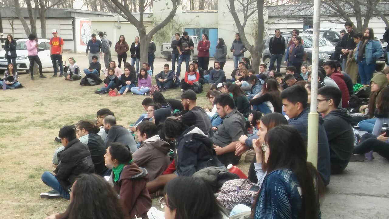 Masiva asamblea estudiantil en Facultad de Sociales y Derecho de la UNCO