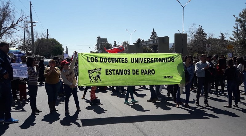 Crisis educativa: tras masivo abrazo al rectorado de la UNSa y movilización preparan asamblea interclaustros