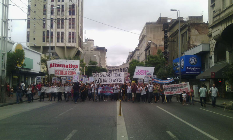 Cinco mil docentes marcharon contra la represión en Córdoba