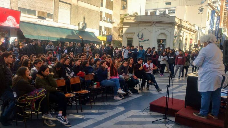 Córdoba: realizan clases públicas en el colegio Monserrat para visibilizar el conflicto educativo