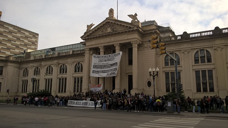 #ParoUniversitario: cientos de estudiantes y docentes de medicina se concentraron frente a la facultad