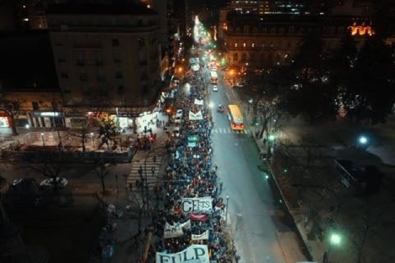 Conflicto educativo: más de 2000 docentes y estudiantes en la marcha de antorchas en La Plata