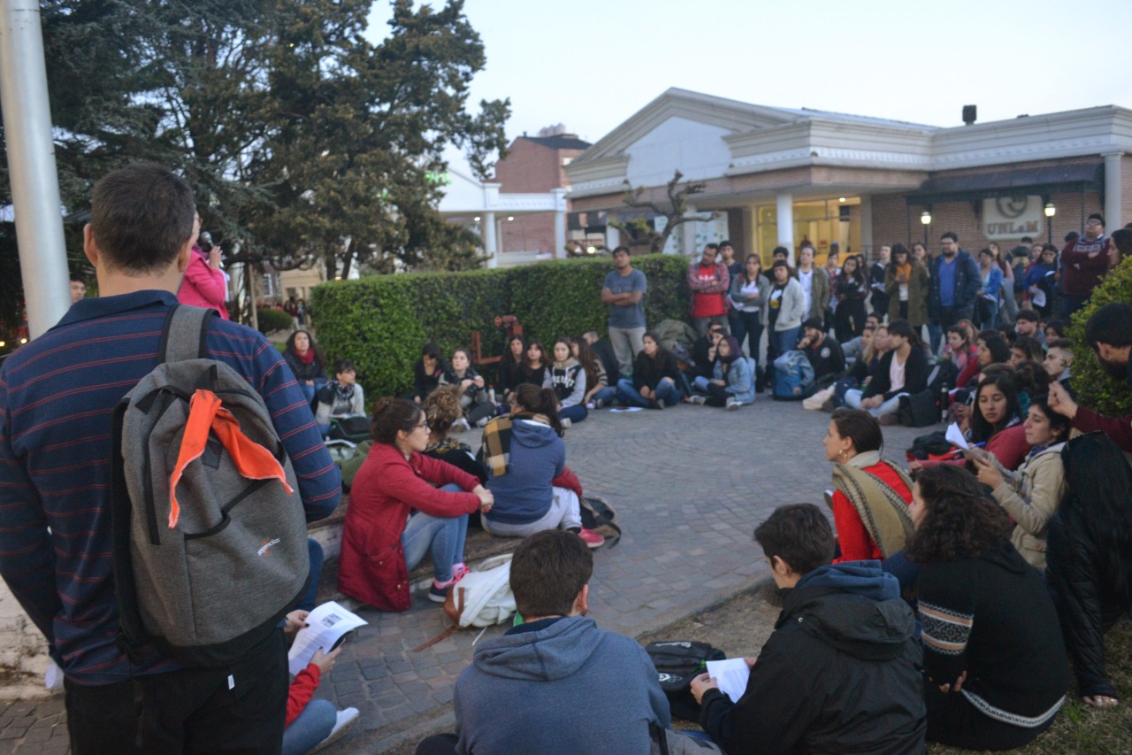 Del debate en los cursos a una histórica asamblea en la UNLaM