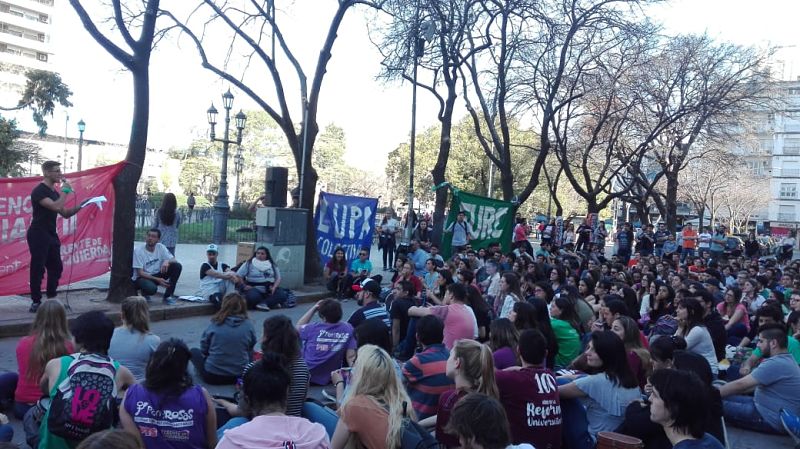 UNRC: se realizó asamblea estudiantil con gran convocatoria en Plaza Roca