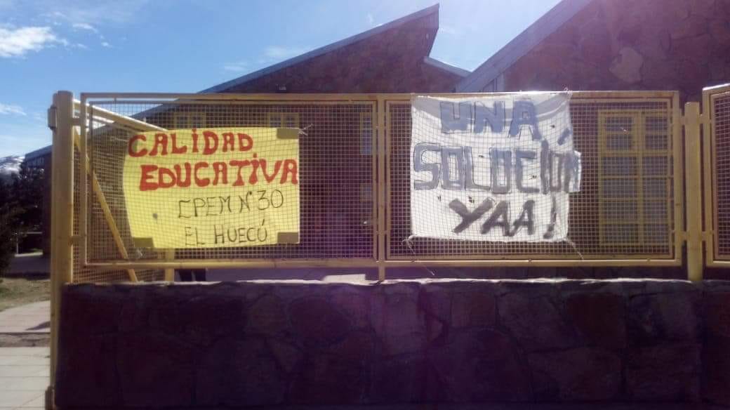 El Huecú: estudiantes toman colegio por reiterados problemas edilicios