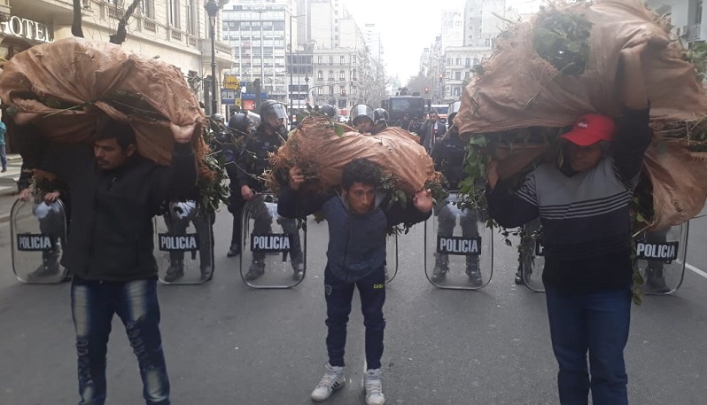 Plaza de Mayo: la Policía amedrentó protesta de familias tareferas llegadas desde Misiones