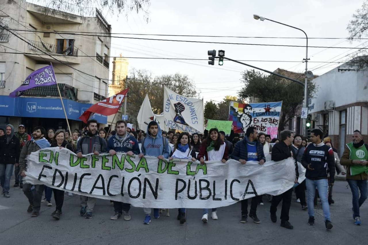 Masiva movilización por la educación pública en Viedma