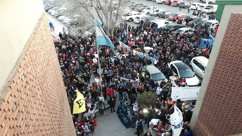 Multitudinaria marcha en defensa de la educación pública en Trelew