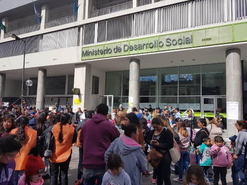 Nutrida protesta de organizaciones de niñez en el Ministerio de Desarrollo Social bonaerense