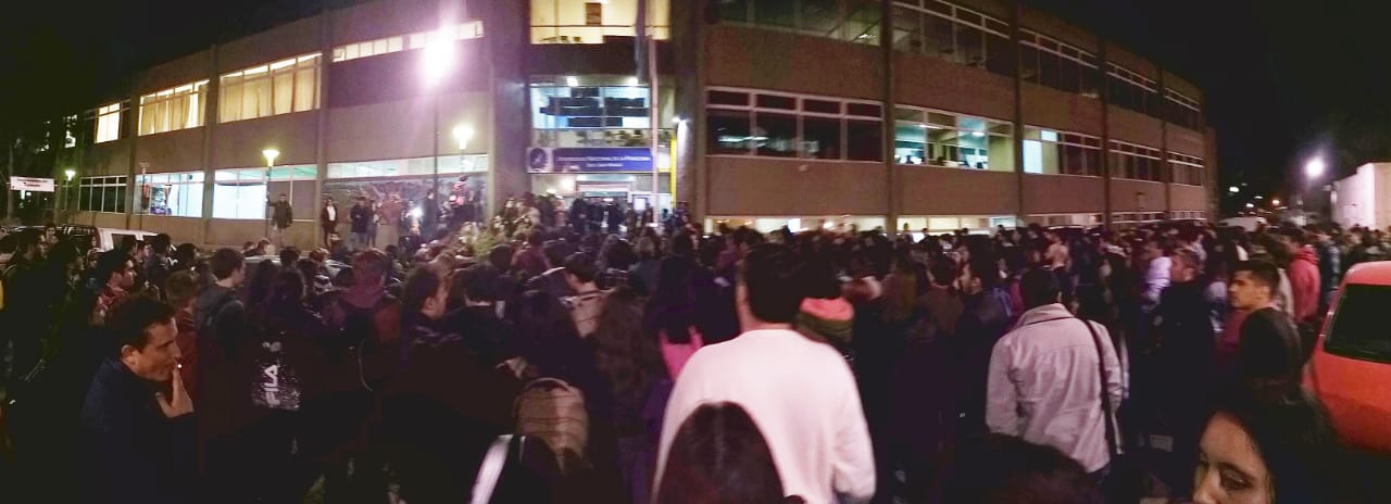 Masiva asamblea en la sede Trelew de la Universidad de la Patagonia