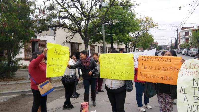 Colegio N° 2: otra protesta en Jujuy de familiares contra el traslado de sus hijos