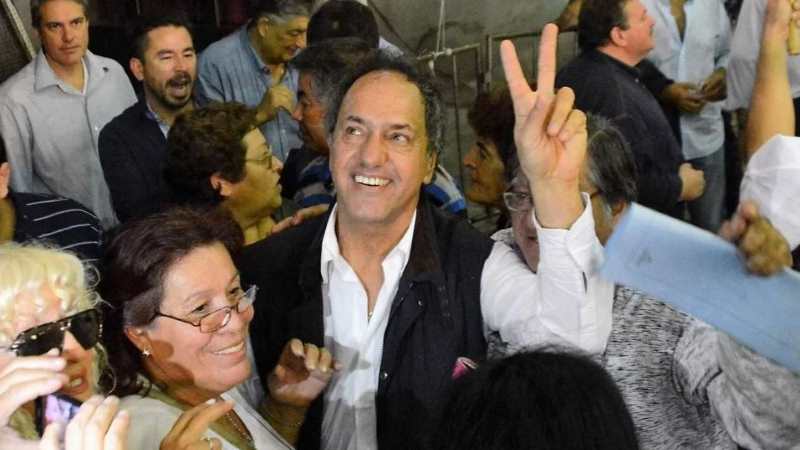 Scioli eligió el Día de la Lealtad para “traicionar”: se mostrará con el PJ anti K y Massa