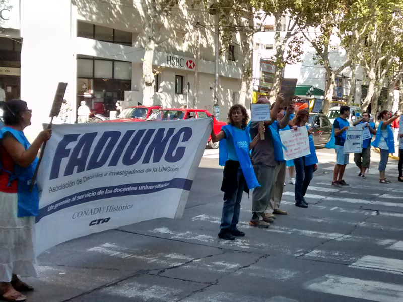 Ayer por la mañana se manifestaron en el centro de la ciudad por apertura de paritarias