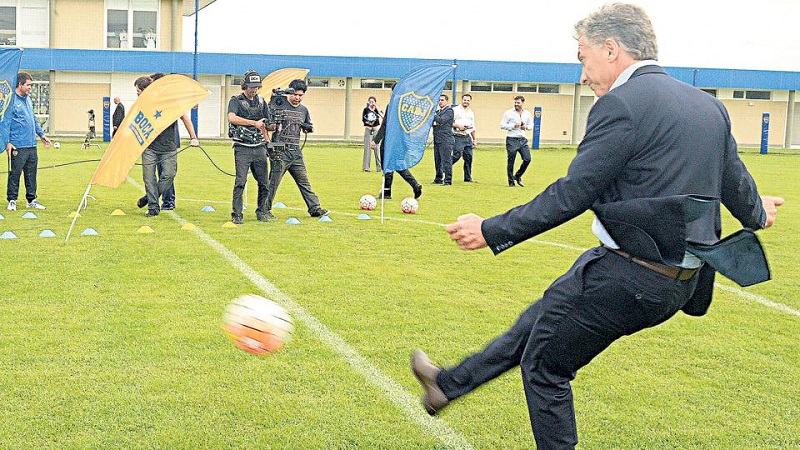 En offside: Macri empezó a jugar el superclásico