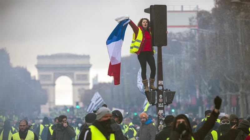 Marchas, bloqueos y represión en Francia por la suba del combustible