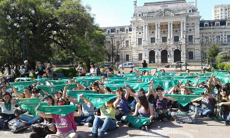 Con el pañuelo verde en alto: nuestra lucha no se negocia