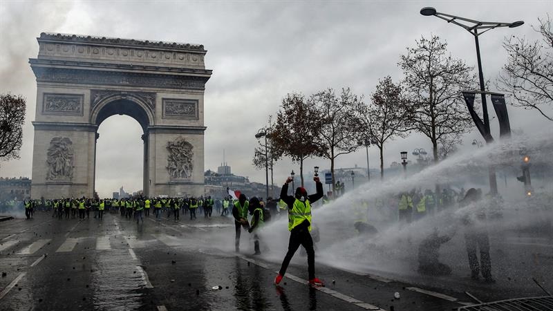 Barricadas, represión y más de 180 detenciones de "chalecos amarillos" en París 