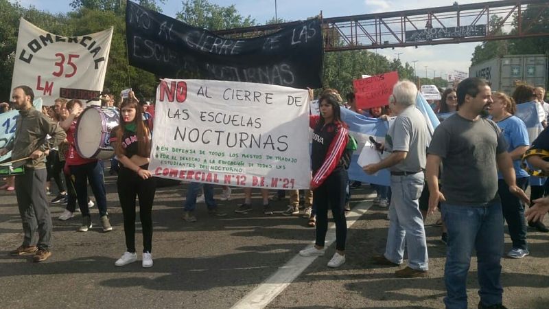 La comunidad educativa de Lugano en lucha contra el cierre de escuelas