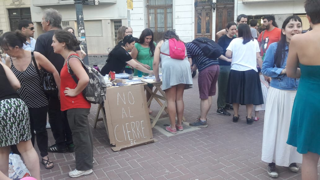 Mil firmas en Parque Lezama contra el cierre de las escuelas nocturnas