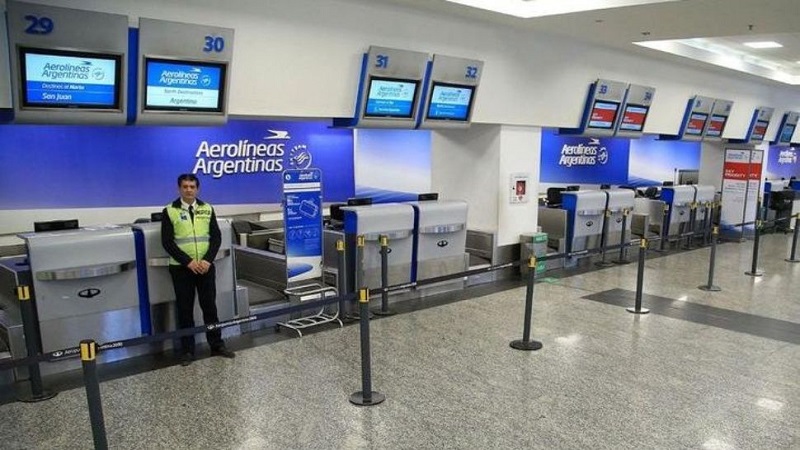 Los pilotos paralizaron los aeropuertos y ganaron una batalla