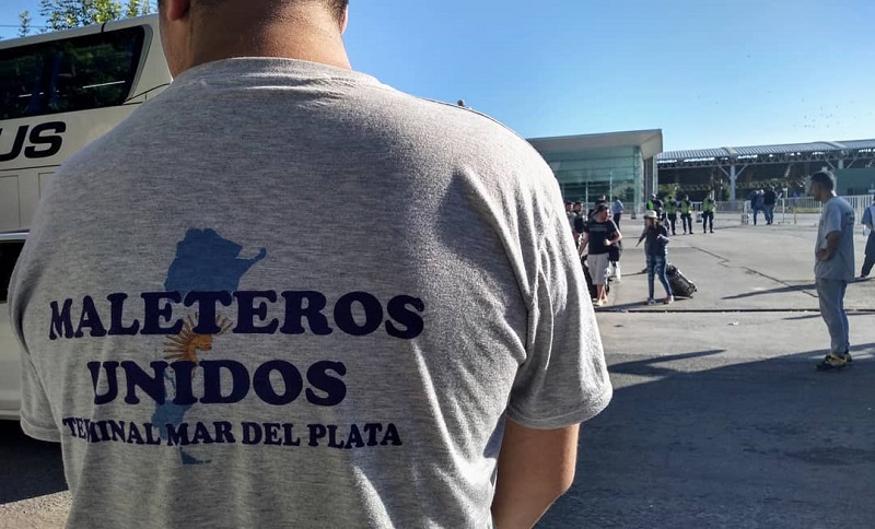 Mar del Plata: la terminal de micros bloqueada hace cuatro días por reclamo de maleteros