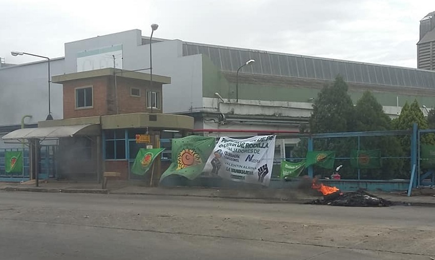 Aceiteros continúan acampe frente a la planta Cofco en Valentín Alsina