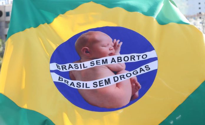 Ministra de la Familia en Brasil busca la prohibición total del aborto