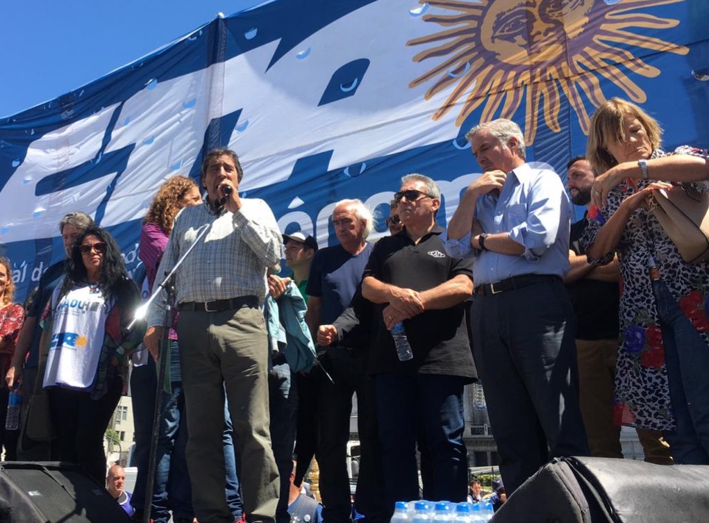 Paro formal y un palco repudiable junto a Felipe Solá