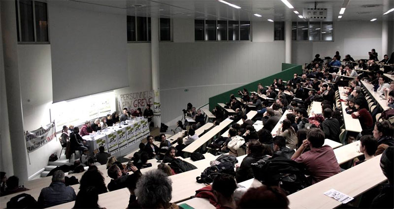 Acto convocado por los huelguistas de la Universidad de París 8 reunió a 250 personas